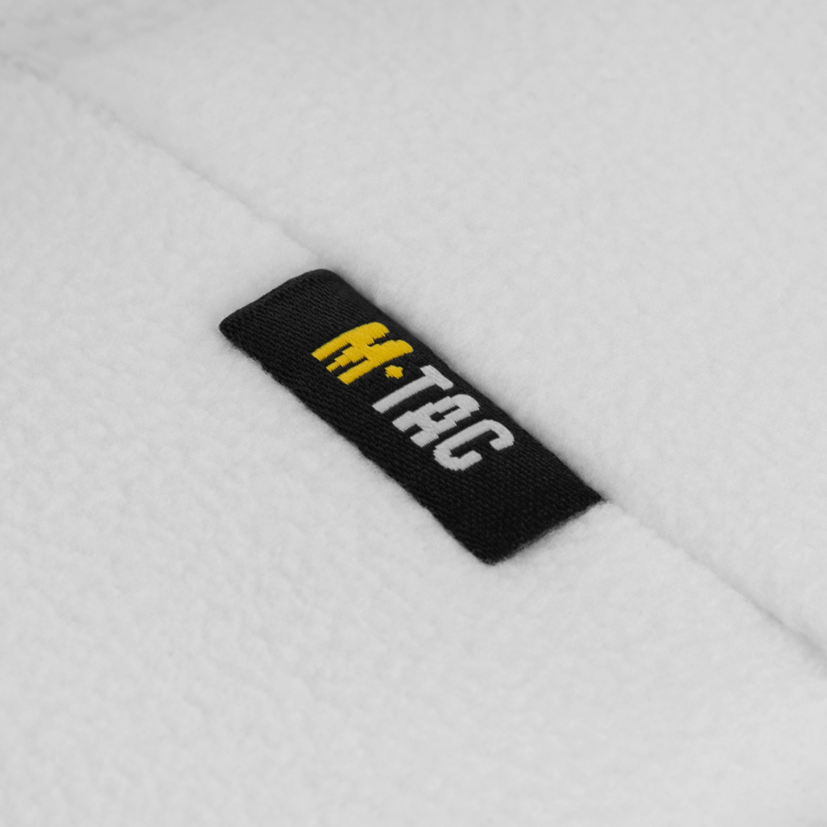 Lähikuva M-Tac Watch Cap Elite Fleece Beanie Hat logolla, valmistettu kestävästä 320 g/m² fleecestä talvikäyttöön