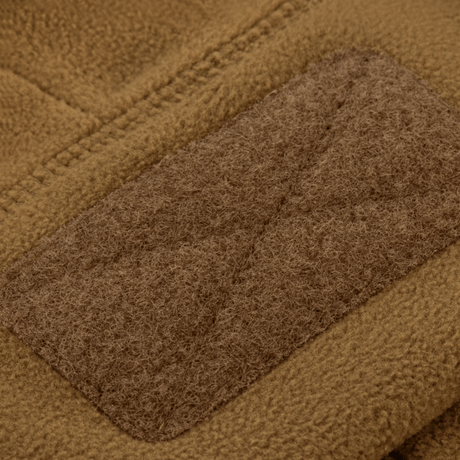 Lähikuva M-Tac Watch Cap Elite Fleece Beanie Hat Velcrosta, fokus Velcro-paneeliin ja fleecemateriaaliin, ihanteellinen taktiseen käyttöön.
