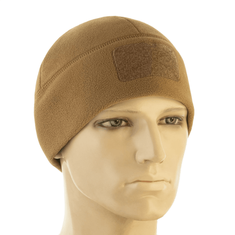 M-Tac Watch Cap Elite Fleece Beanie Hat Velcro, ruskea mannekiinilla, täydellinen taktiseen käyttöön ja suojaksi kylmää vastaan.