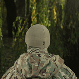Sotilas pukeutuneena M-Tac Watch Cap Elite Fleece Beanie Hat Slimtexiin metsässä