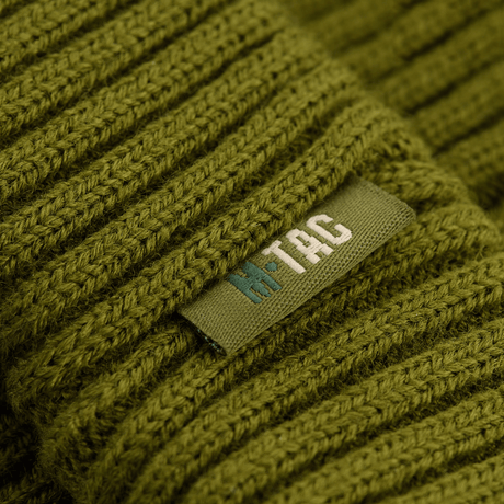 M-Tac Watch Cap 100% Akryl oliivinvihreä teollisella neuloksella, esittelee merkin kestävänä, lämpimänä pipona viileään säähän.
