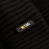 Lähikuva M-Tac Watch Cap 100% Akryl mustasta kankaasta ja M-Tac-logosta, ihanteellinen kylmään säähän. Matala malli ja teollinen kaksinkertainen neulos.