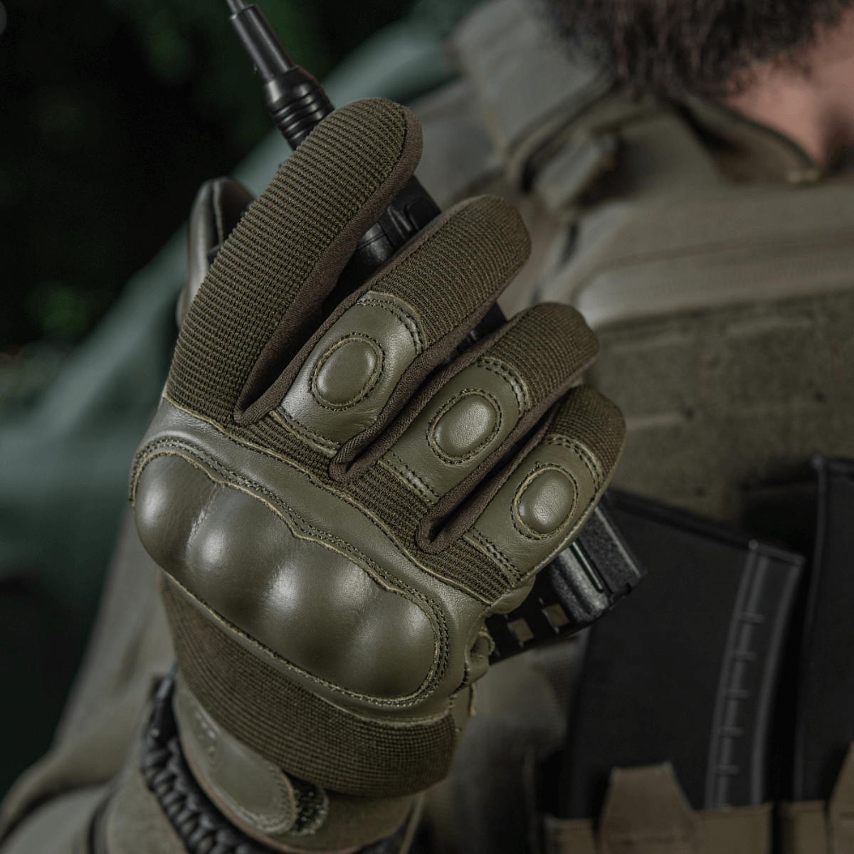 Taktiset "M-Tac Handsker Assault Tactical Mk.4" toiminnassa aseenkäsittelyssä, vahvistettu nahkakämmen ja non-slip-ote