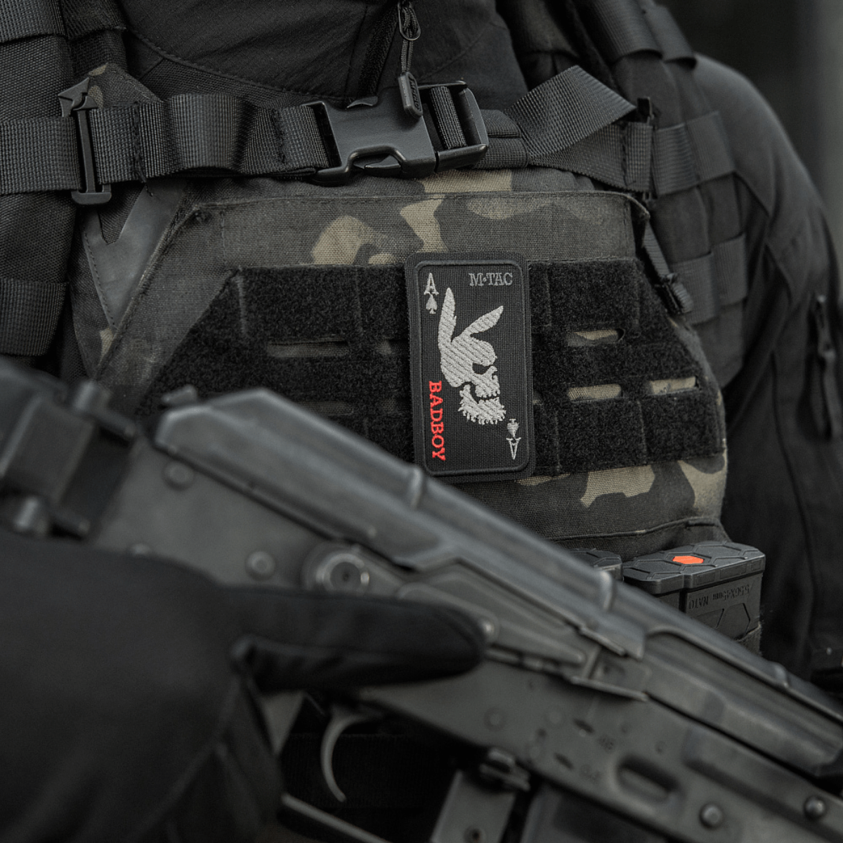 M-Tac Patch Bad Boy (Broderi) liivissä, symboloi karismaa, rohkeutta, vapautta ja huumoria. Ace of spades ja jäniksen kallo -muotoilu.