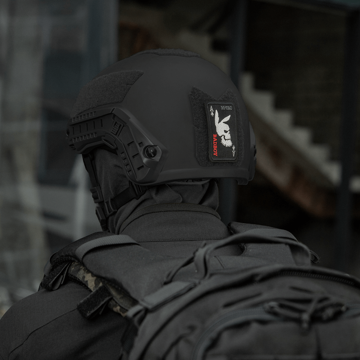 M-Tac Patch Bad Boy (Broderi) kiinnitetty mustaan kypärään, esittää jäniksen kallo pataässässä.
