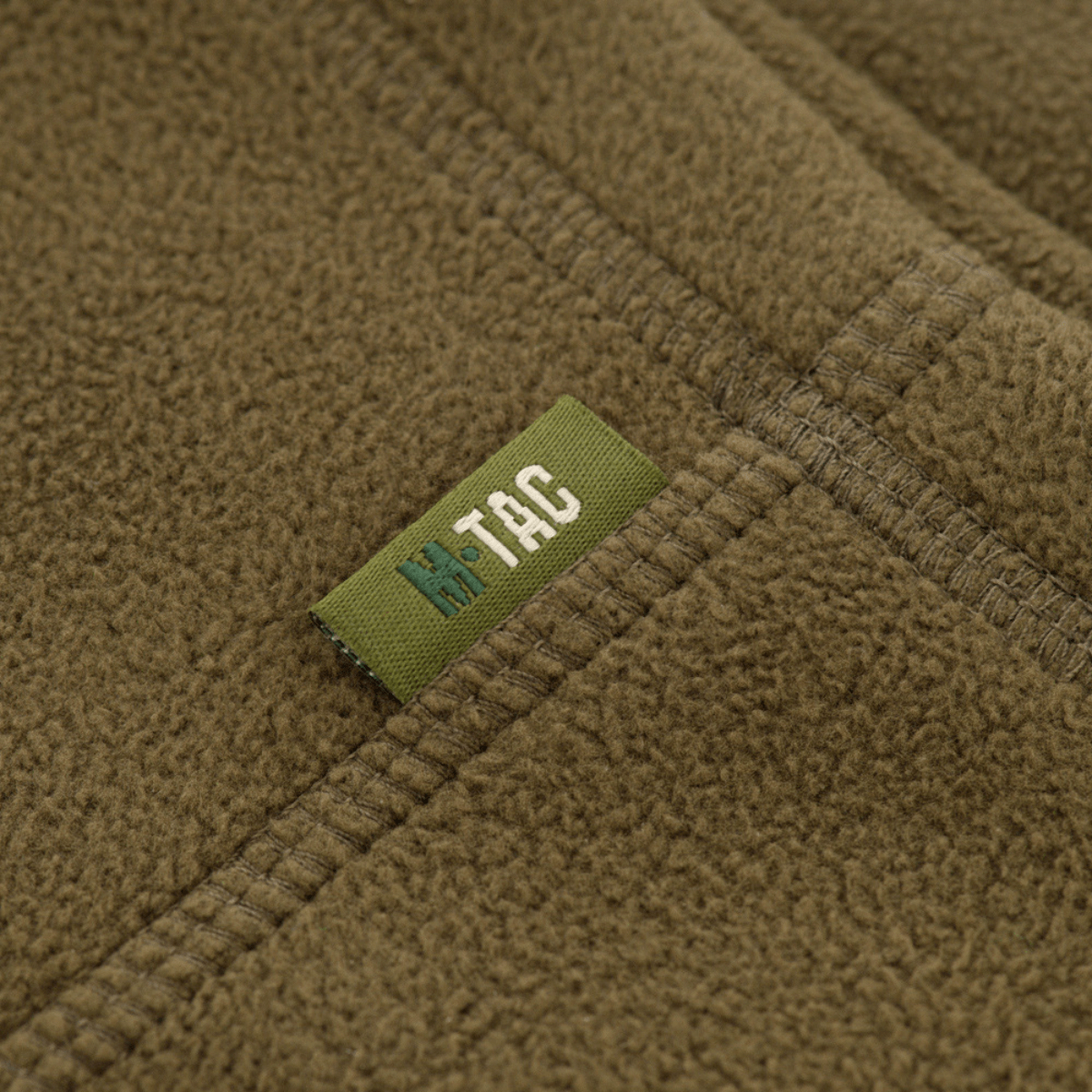 M-Tac Fleece Neck Gaiter med Snor ruskea, yksityiskohta logotikkauksesta, 260 g/m² polyester, säädettävä mukavuuteen.