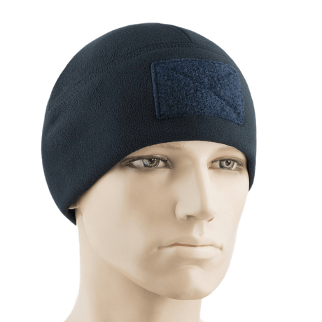 M-Tac Fleece Tactical Watch Cap Beanie m. Patch Panel päällä mallin päässä, kevyt ja lämmin pipo kylmiin olosuhteisiin, sopii taktiseen käyttöön.