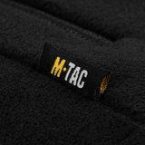 Yksityiskohta M-Tac-etiketistä takin fleecessä