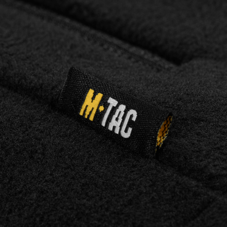Yksityiskohta M-Tac-etiketistä takin fleecessä