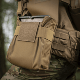 M-Tac-tasku M249 Cartridge Box Closed kiinnitettynä taktiseen liiviin metsäalueella