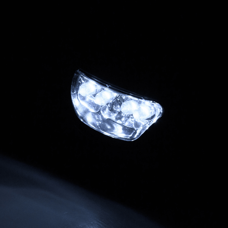M-Tac otsalamppu 4+1 LED neljän valkoisen LEDin valolla, näyttää kompaktin ja kevyen ulkomuodon ulkokäyttöön.