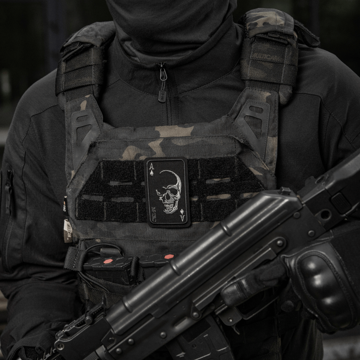 M-Tac Patch Face of War (Broderi) taktillisessa liivissä, kallo ja pataässä -symboli. Cordura 500D, inspiroitunut Vietnamin sodasta.