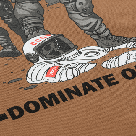 Kuvitus M-Tac Raglan T-Shirt UA Sidesta astronautista ja tekstistä, CCCP-teema, MagnaColours®-painatus ruskealla taustalla.