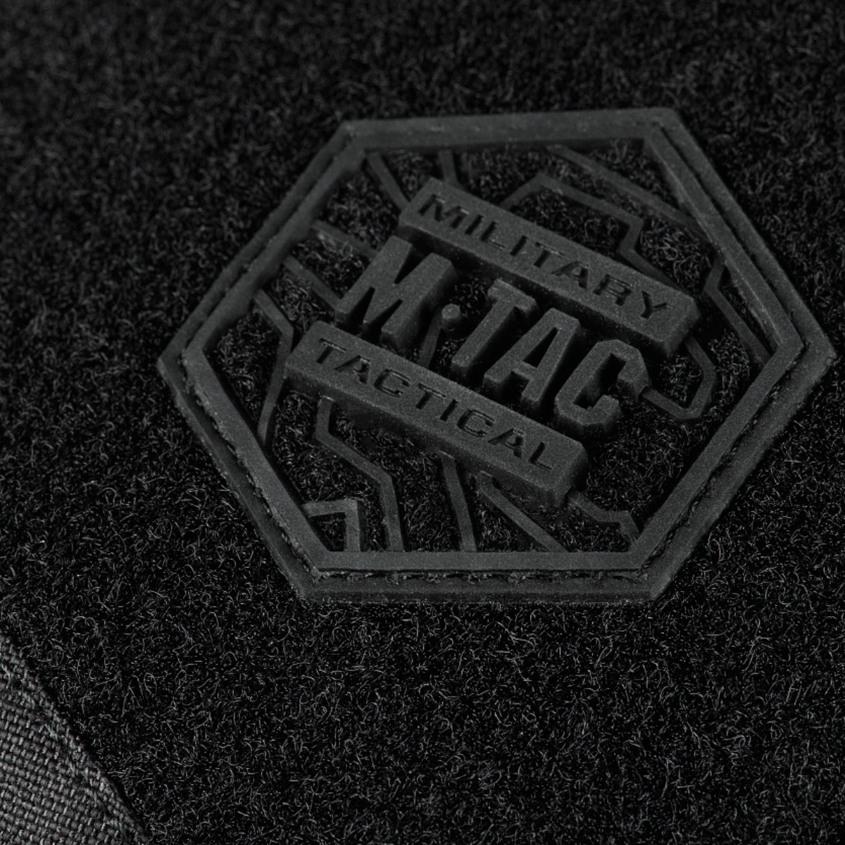 Lähikuva M-Tac Sling -pistoolilaukku Elite Hex Velcro mustassa Cordura-kankaassa sotilasembleemillä.