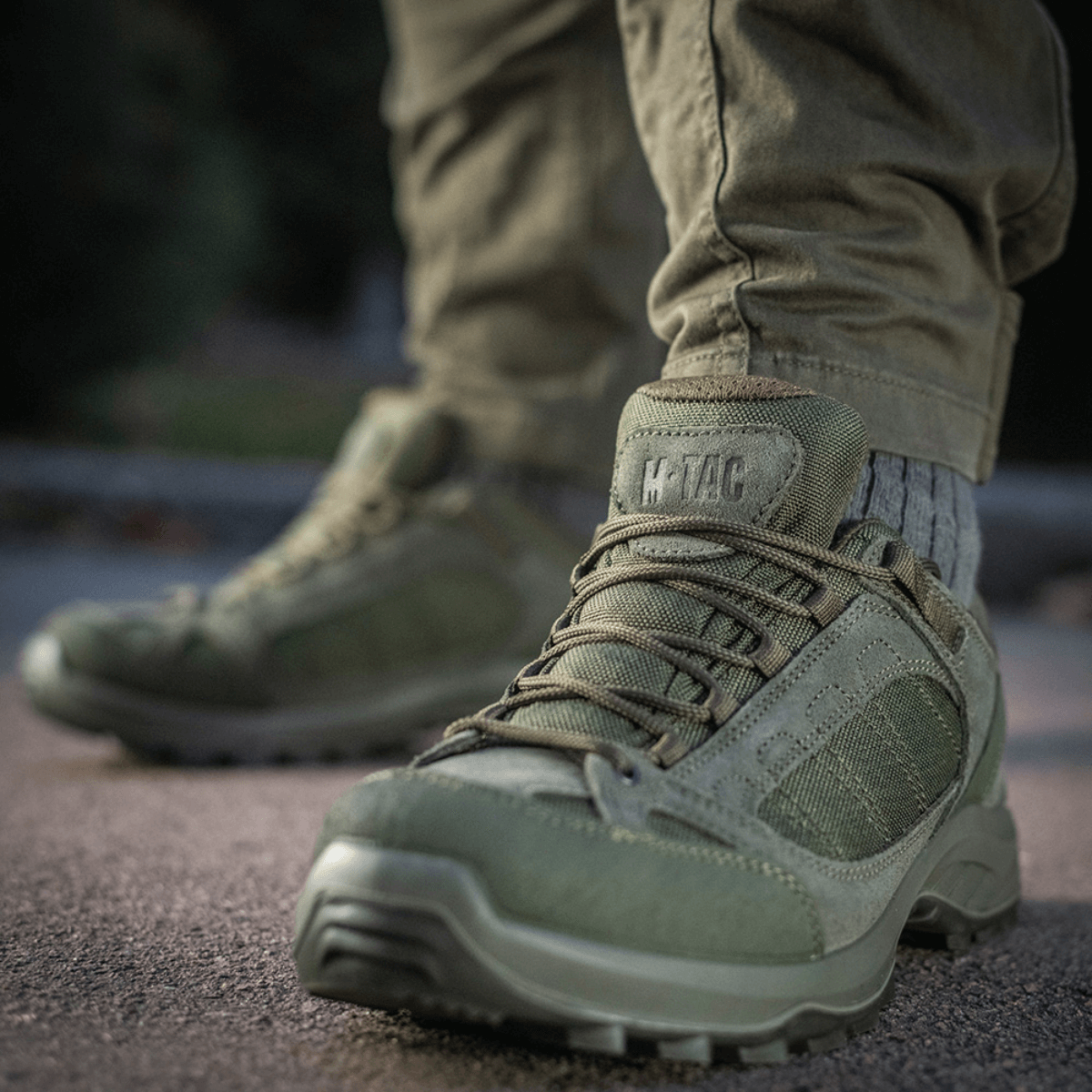 Tactical Sneakers Demi-Season – kevyt ja mukava retkeilyyn ja ulkoiluun, aitonahkaa ja Corduraa, kuvattuna jalassa ulkona.