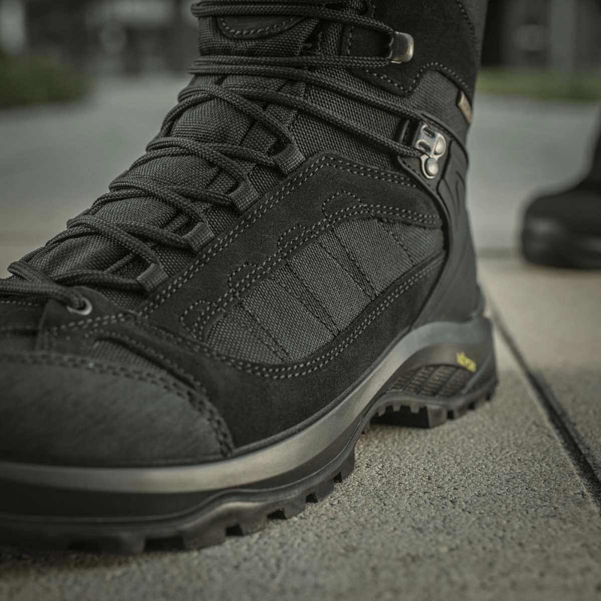 M-Tac Taktiske Demi-Season Støvler Pro Line kestävästä suede-materiaalista, Cordura-rakenteella ja Vibram-pohjalla pitoa ja mukavuutta varten.