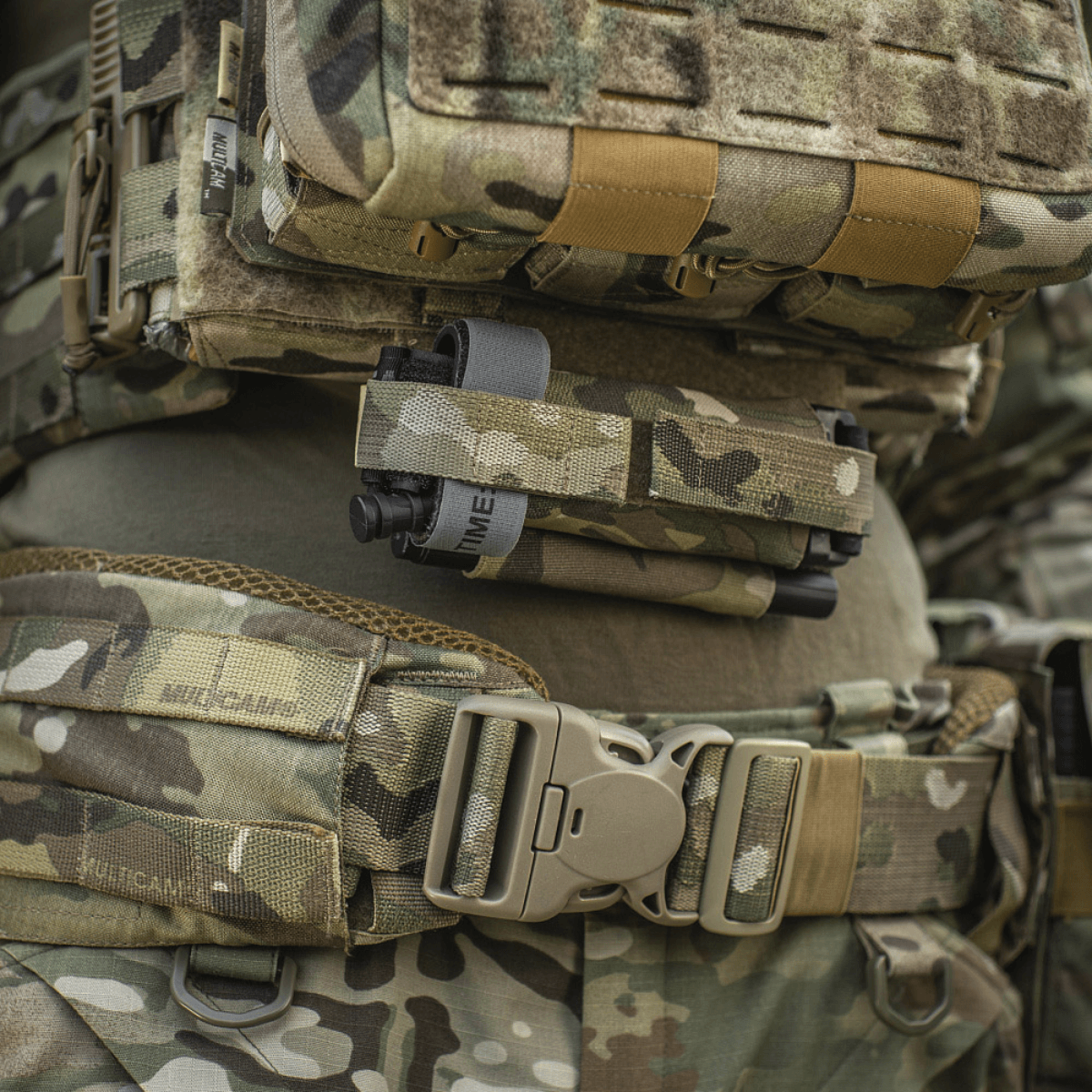 M‑Tac Tourniquet Pouch Elastic Gen.5 taktisessa varustuksessa, Cordura 500D, elastiset nauhat ja nopea pääsy molemmilta puolilta.