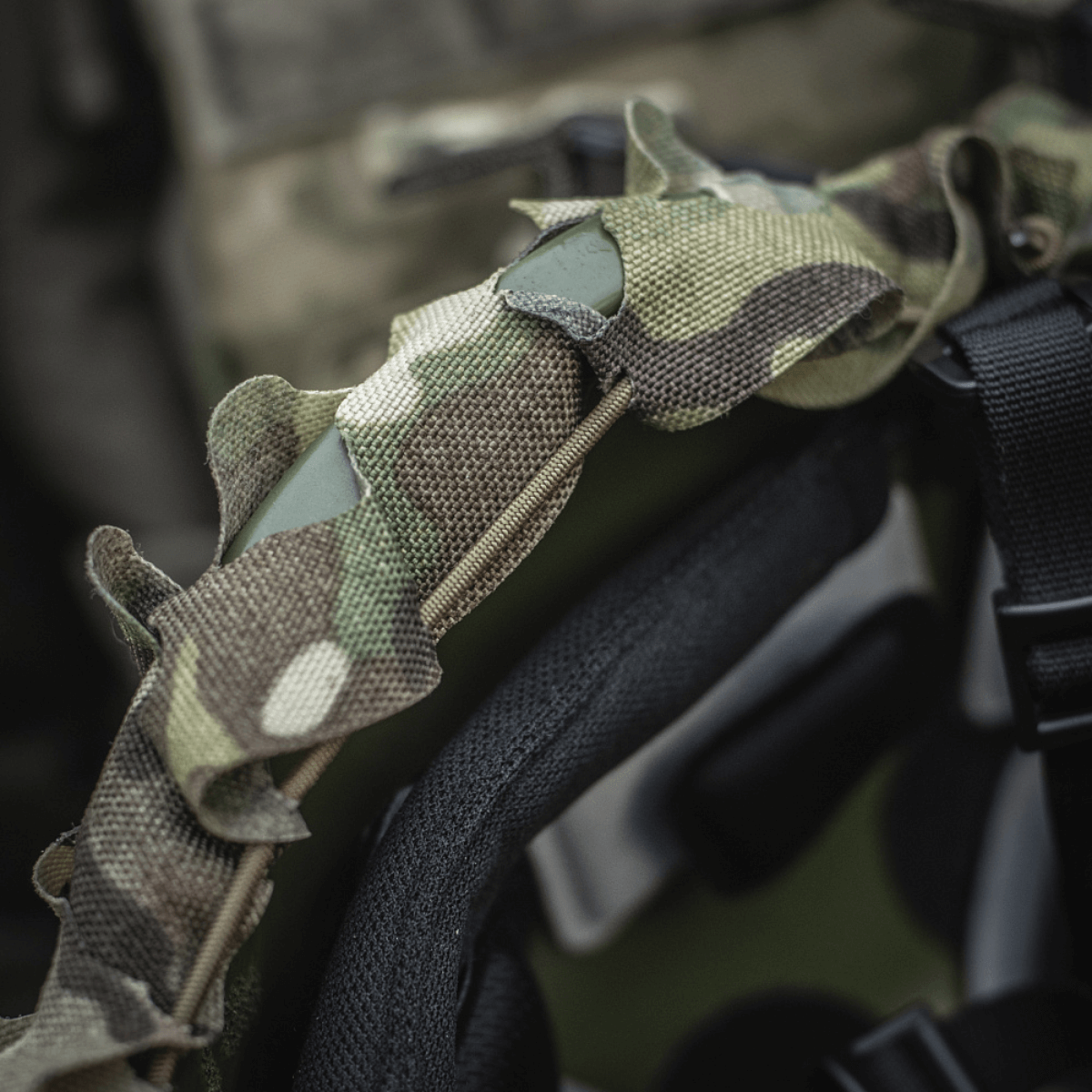 M‑Tac Vilha Hjelmcover Elite MULTICAM-camossa, suunniteltu FAST-kypärille, valmistettu Cordura 500D:stä ja Laser Cut-meshistä suojaa ja peittoa varten.