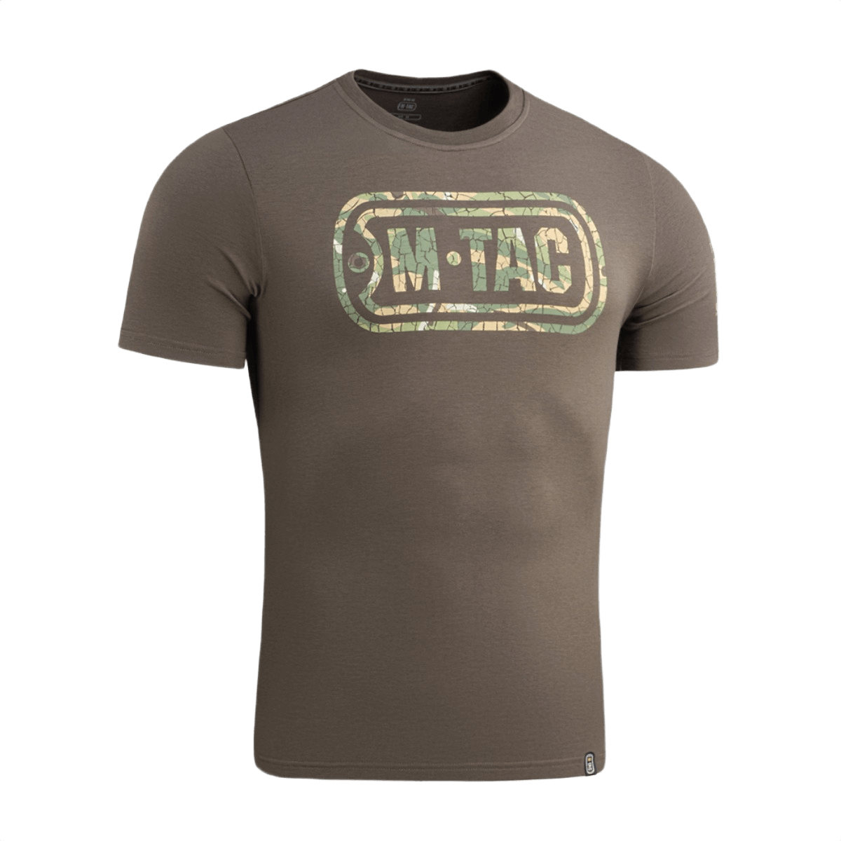 M-Tac T-Shirt Logo maastokuvioinnilla ja ikoninen M-Tac-logo, symboloi sotilaallista ja taktista tyyliä. Mukava puuvillaseos.