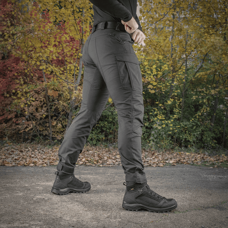 Henkilö pukeutuneena M-Tac Patriot Gen. II Flex -housuihin luonnossa, näyttää liikkumisvapauden ja kevyen muotoilun.