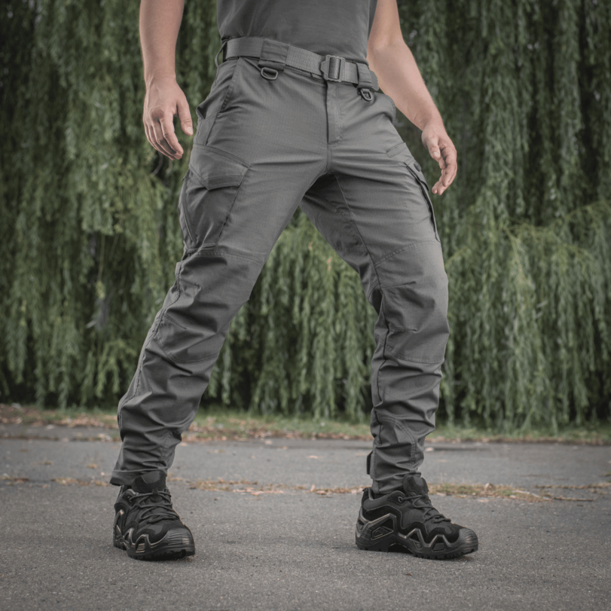M-Tac taktiset housut Aggressor Gen. II Flex luonnossa, painotus toiminnallisuudessa ja mukavuudessa