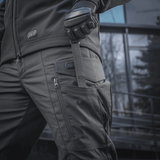 M-tac taktiset housut Conquistador Gen. I Flex käytössä ulkona, sopivat harjoitteluun, telttailuun ja työhön polycotton Rip-stop Flex -materiaalista