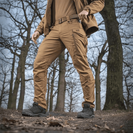 M-tac taktiset housut Conquistador Gen. I Flex ulkoaktiviteetteihin, kestävä polycotton Rip-stop Flex metsäympäristössä.