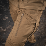 M-tac taktiset housut Conquistador Gen. I Flex ulkokäyttöön, valmistettu repeytymistä kestävästä polycotton Rip-stop Flex -kankaasta.