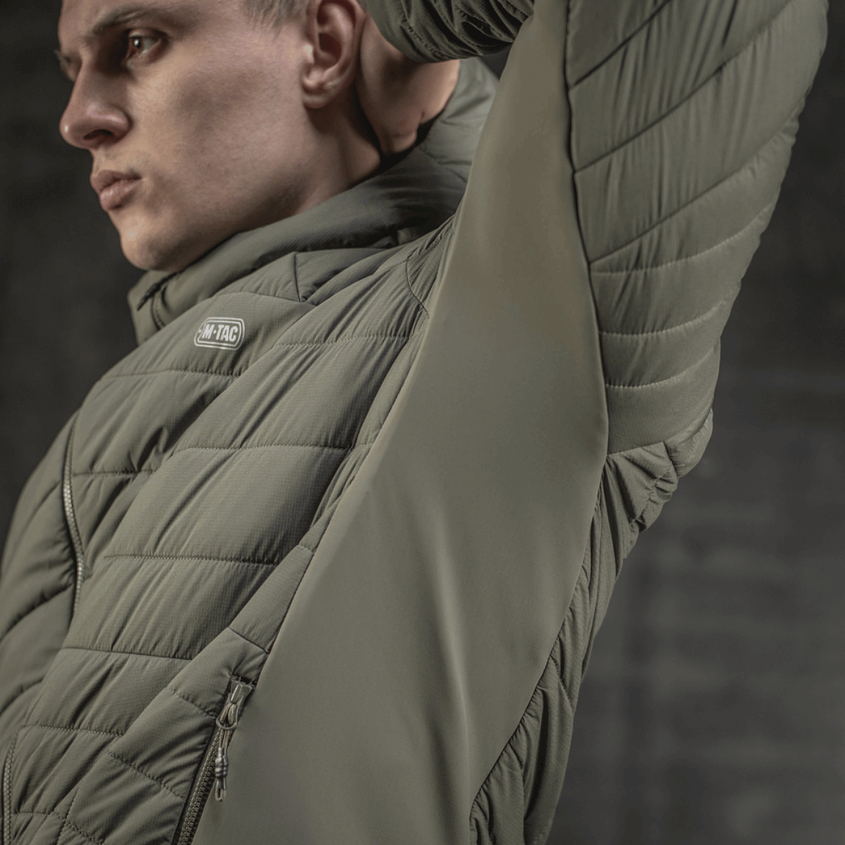 M-Tac Jarl -takki Toray mechanical stretch -nylonista ja G-Loft-eristyksellä, miesten malli harmaana, sivuprofiili.