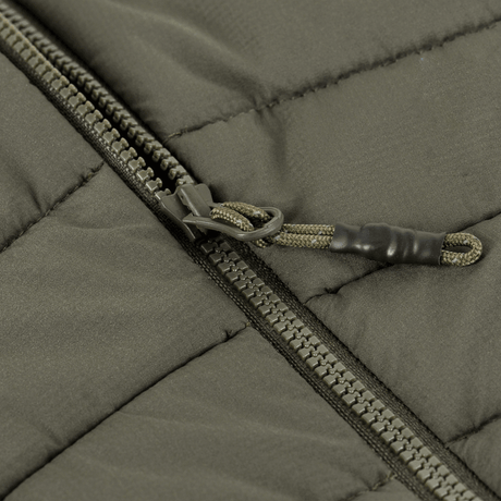 Lähikuva vetoketjusta M-Tac Jarl -takissa, suunniteltu hengittävästä Toray-nylonista ja kehittyneellä G-Loft-eristyksellä.