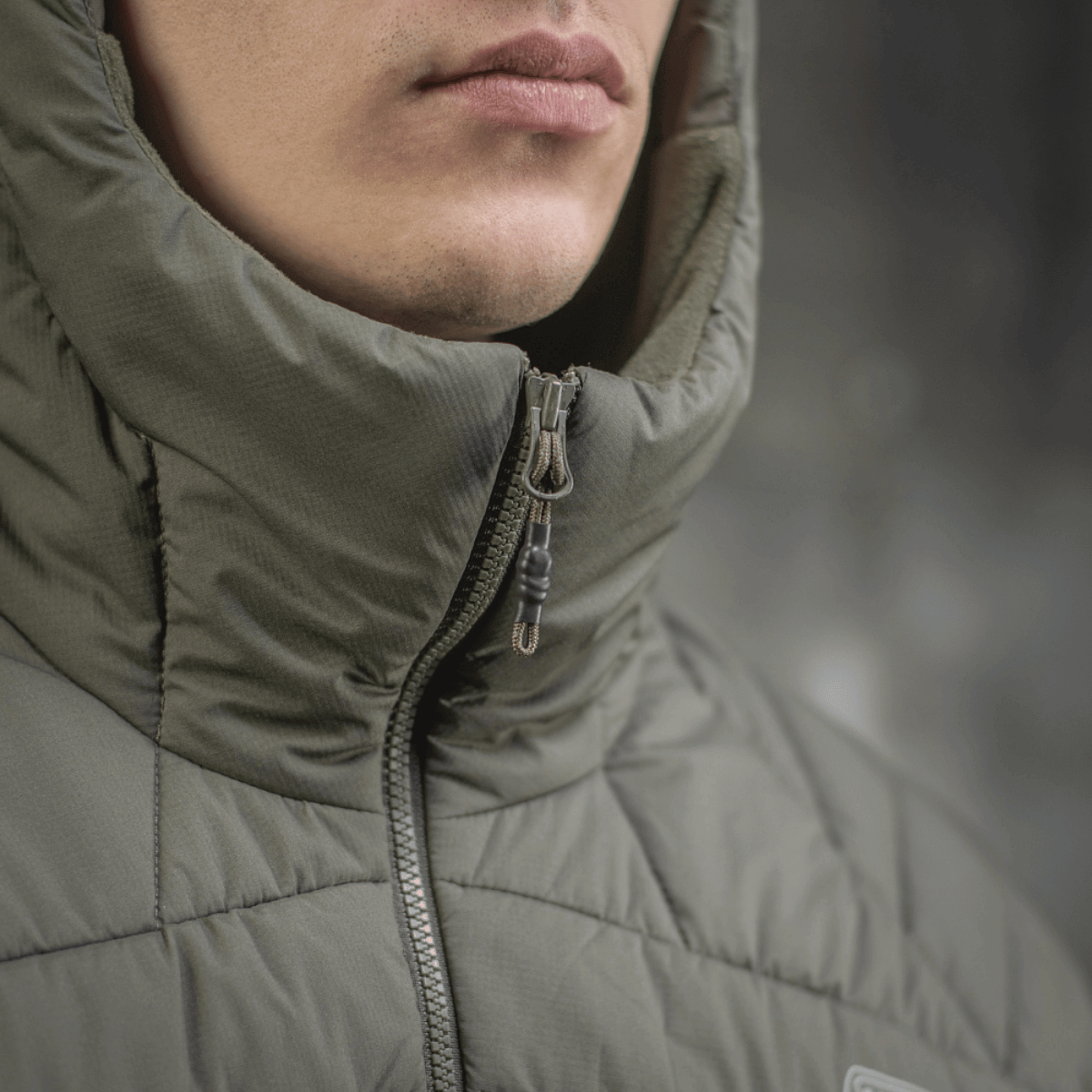 M-Tac Jarl -takki Toray-nylonilla ja G-Loft-eristyksellä optimaalista lämpöä ja mukavuutta varten, lähikuvassa kaulus ja vetoketju.