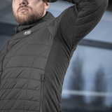 M-Tac Jarl -takki hengittävästä Toray-kankaasta Supplex-paneelilla, suunniteltu pitämään lämpimänä ja suojaamaan tuulelta ja kylmältä.