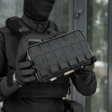 Musta M-Tac Admin Pouch Large Elite Gen.II käytössä Cordura-materiaalilla; sopii tabletille ja pienten tavaroiden säilytykseen.