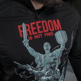 M-Tac Hoodie Freedom sotilasaiheisella designilla ja 'FREEDOM IS NOT FREE' -tekstillä edessä, sopii aktiiviseen ulkoiluun.