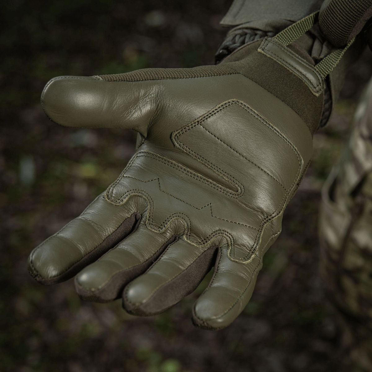 M-Tac Handsker Assault Tactical Mk.4 ulkokäyttöön, vahvistettu nahkakämmen ja velcro metsäympäristössä