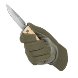 M-Tac hansikkaat Assault Tactical Mk.8 (en) pitävät taskuveitsen kädessä, suunniteltu taktisiin tilanteisiin ja käyttömukavuuteen.