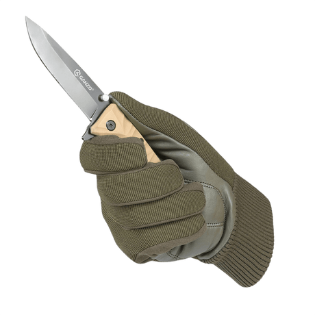 M-Tac hansikkaat Assault Tactical Mk.8 (en) pitävät taskuveitsen kädessä, suunniteltu taktisiin tilanteisiin ja käyttömukavuuteen.