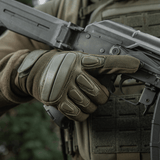 M-Tac Assault Tactical Mk.2 -käsineet pitelevät asetta, iskunvaimentavat insertit ja tarrakiinnitys maksimaaliseen suojaan ja mukavuuteen.
