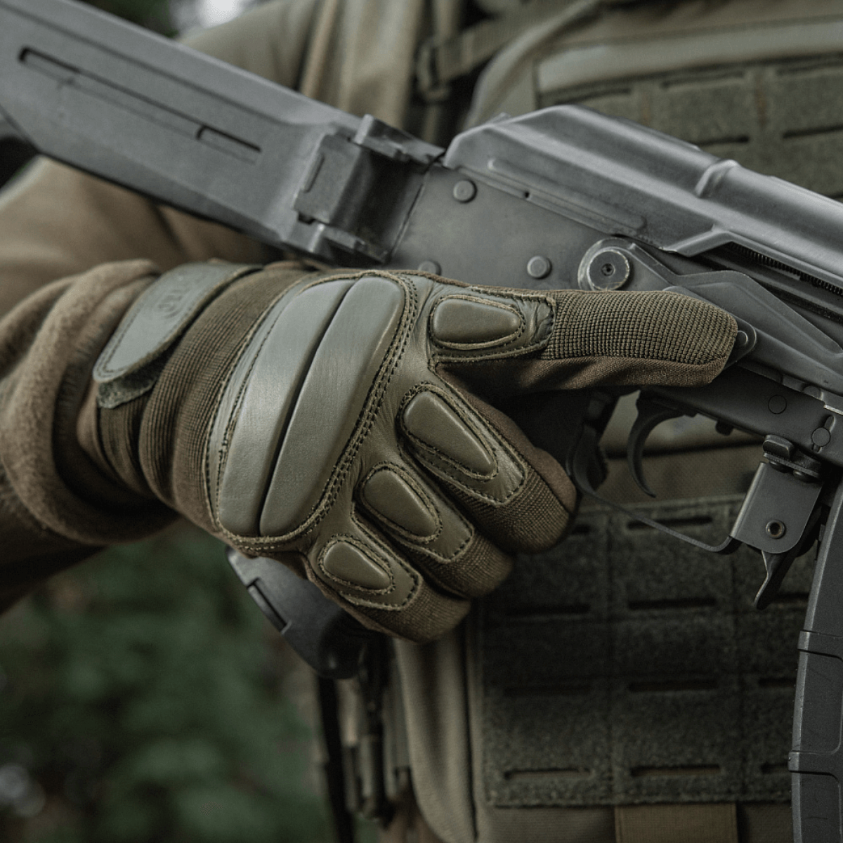 M-Tac Assault Tactical Mk.2 -käsineet pitelevät asetta, iskunvaimentavat insertit ja tarrakiinnitys maksimaaliseen suojaan ja mukavuuteen.