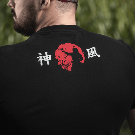 M-Tac T-Shirt Kamikaze Spirit samurai-kuviolla ja japanilaisella tekstillä selässä.