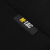 M-Tac Watch Cap Elite Fleece Beanie Hat mustassa fleecessä logon lähikuvalla. Soveltuu taktiseen käyttöön kylmässä