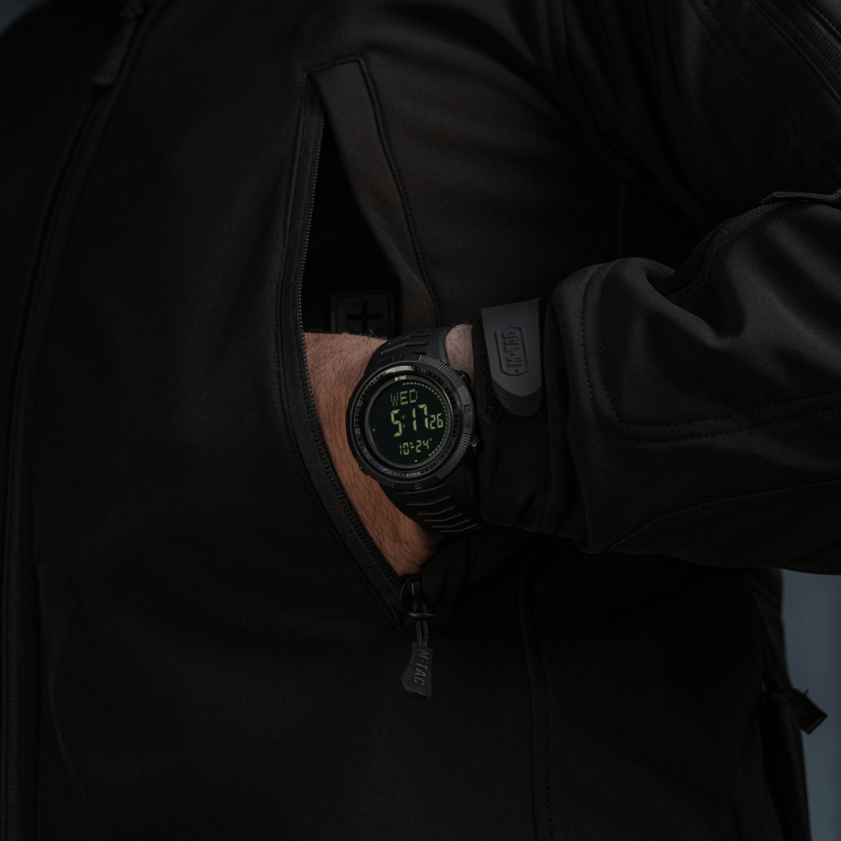 M-Tac Tactical Ur 2147 käytössä, yhdistää tukevan muotoilun ja käytännölliset toiminnot kuten kompassin ja LED-taustavalon.