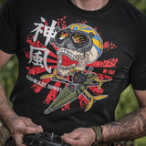 Mies M-Tac T-Shirt Kamikaze Spiritissä, tyylitelty pääkallo ja FPV‑lasit mustalla taustalla, taustalla japanilainen "Hinomaru"-lippu.