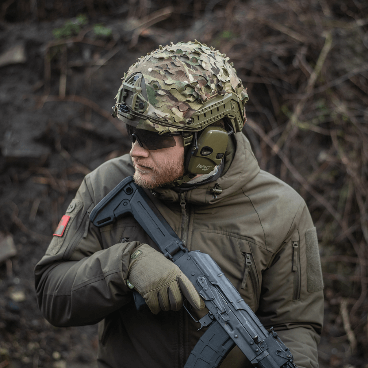 M‑Tac Vilha Hjelmcover FAST kypärällä camouflagedesignissa epätasaisessa maastossa, valmistettu Cordura 500D:stä kestävyyttä varten.