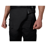 Anorak Niobium® Groin Protector I kiinnitettynä mustaan liiviin suojaamaan ampuma-aseita ja teräaseita vastaan.