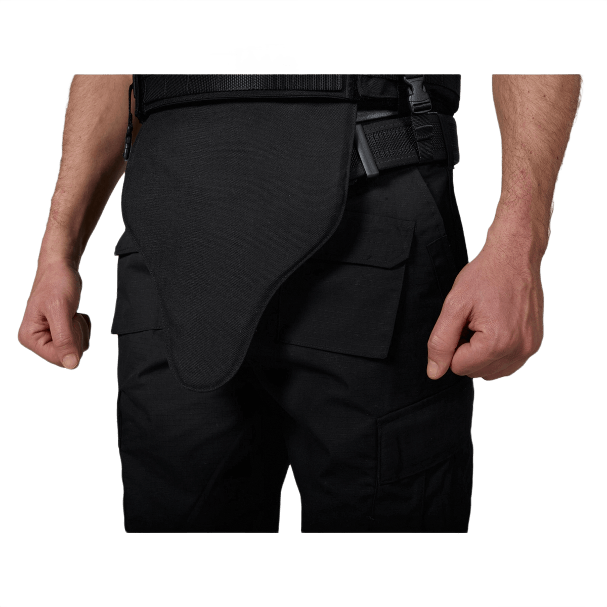 Anorak Niobium® Groin Protector I kiinnitettynä mustaan liiviin suojaamaan ampuma-aseita ja teräaseita vastaan.