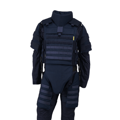 Anorak Niobium® Tactical II – full set tummassa taktissa suoja-asussa, pehmeällä kehonpanssarilla suunniteltu suojaamaan ampuma-aseilta ja veitsiltä.