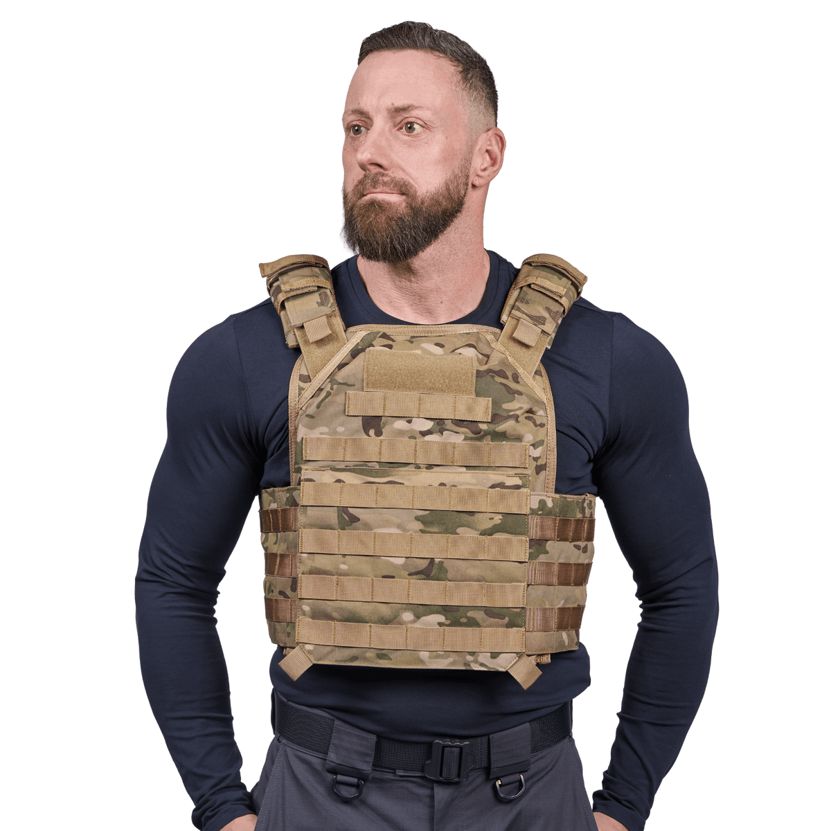 EA Plate Carrier Camo maastokuvioitu, kestävä materiaali ja modulaarinen muotoilu ammattilaiskäyttöön, galleria-asento 1 mallilla.