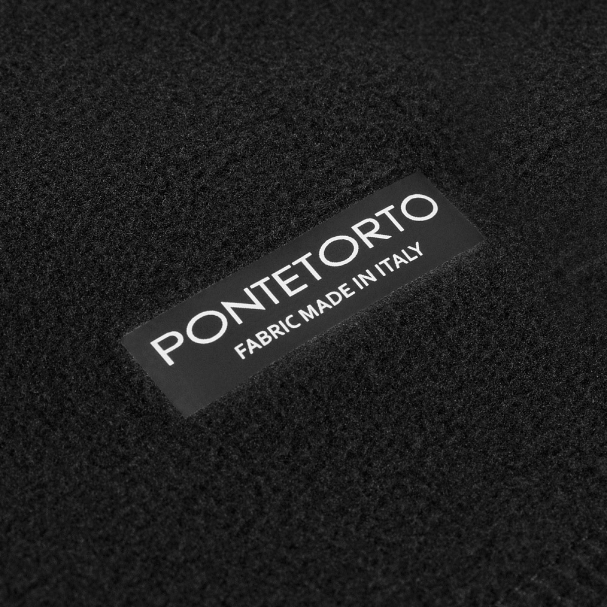 Lähikuva M-Tac Centurion mikrofleecejakusta Pontetorto-materiaalilla, näyttää 'Fabric Made in Italy' -etiketin.