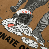 Kuvitus kaatuneesta astronautista, jossa 'CCCP' -kirjoitus kypärässä ja käsi ruskealla taustalla.